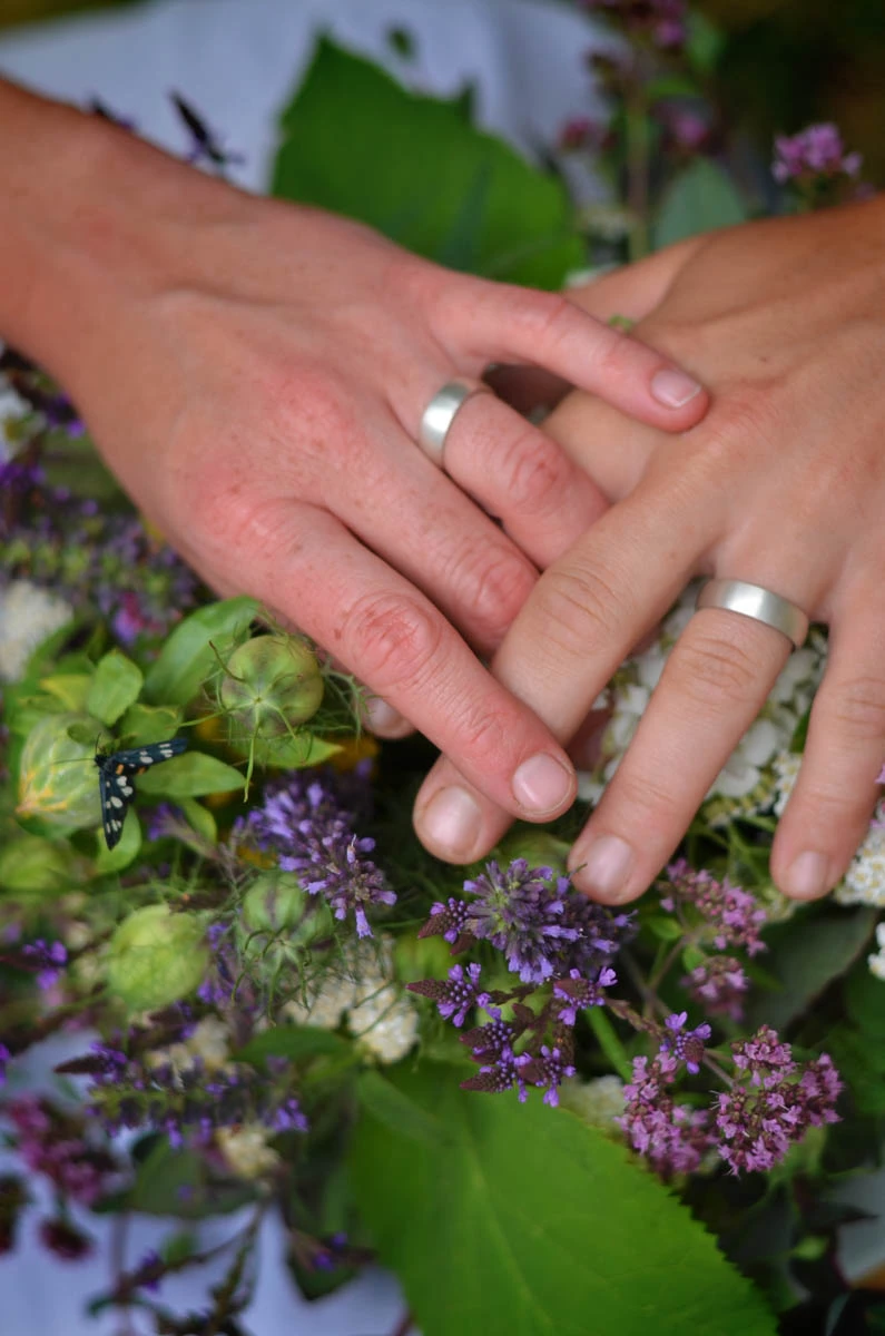 Svatební prstýnky a květiny